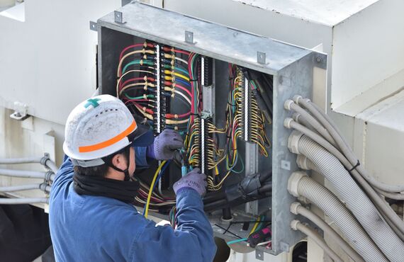 熟練の職人技で効率的で安全な電気工事を実現いたします | 各務原で足場工事にお悩みなら山本工業株式会社